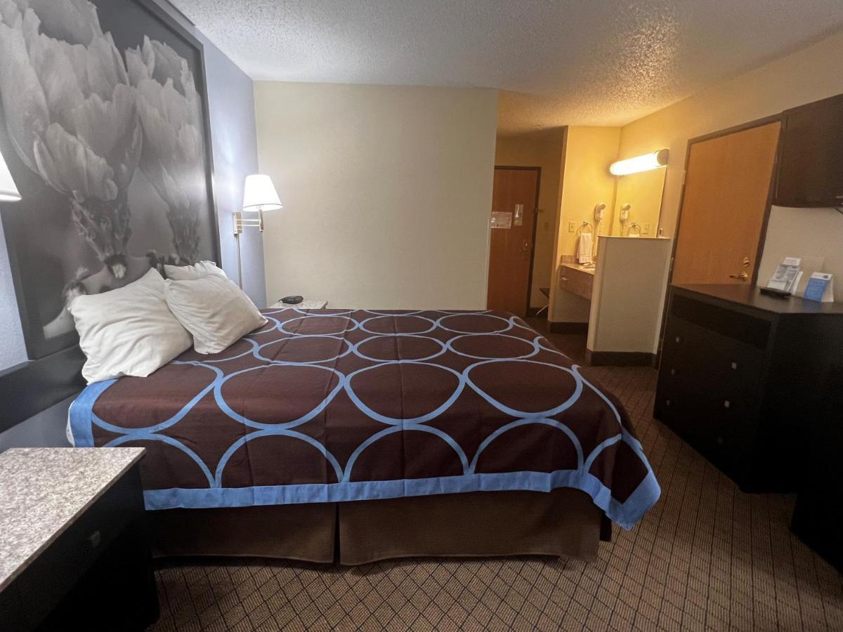 Отель Super 8 By Wyndham Cleveland Tx Экстерьер фото